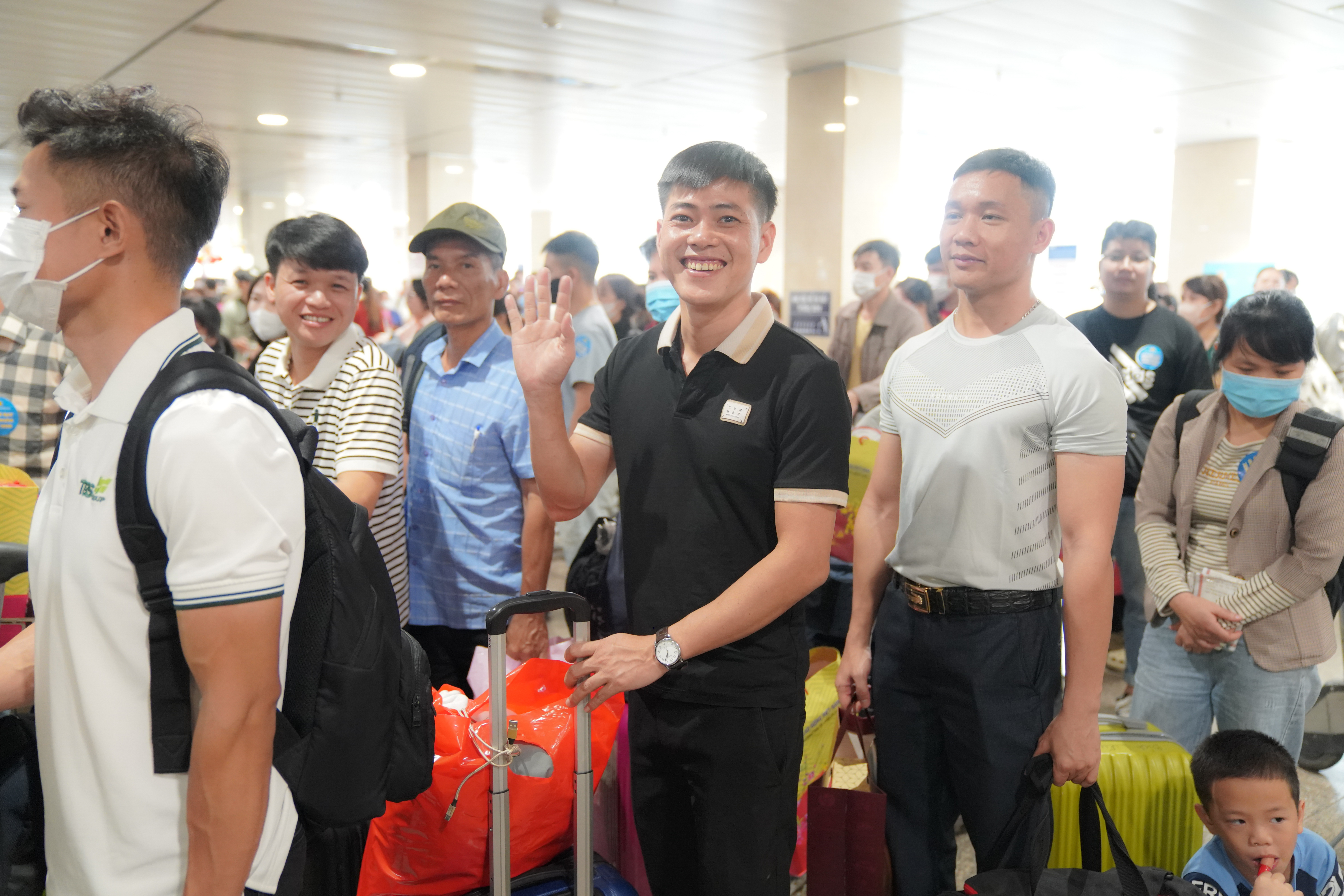 Vietnam Airlines phối hợp Tổng liên đoàn đưa người có hoàn cảnh khó khăn về quê đón Tết- Ảnh 3.